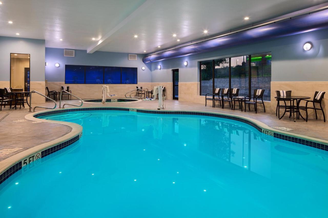 Holiday Inn Express & Suites Bridgeport By Ihg Exterior photo