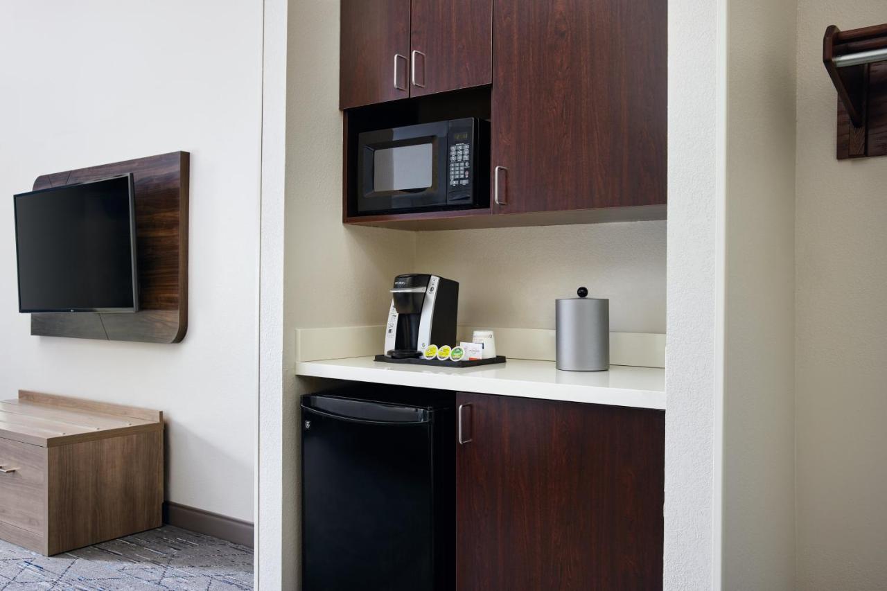 Holiday Inn Express & Suites Bridgeport By Ihg Exterior photo